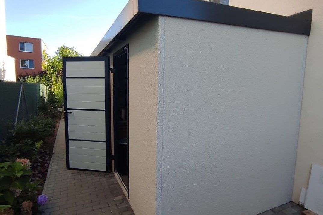 Bočná stena záhradného domčeka v bielej omietke