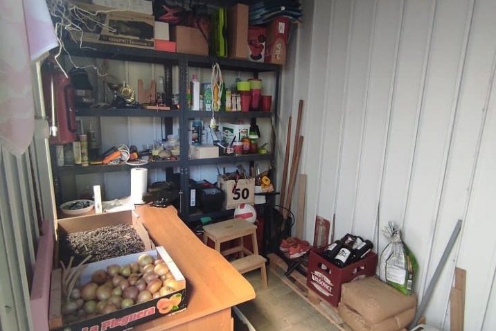 Regál vo vnútri záhradného domčeka so záhradnými potrebami