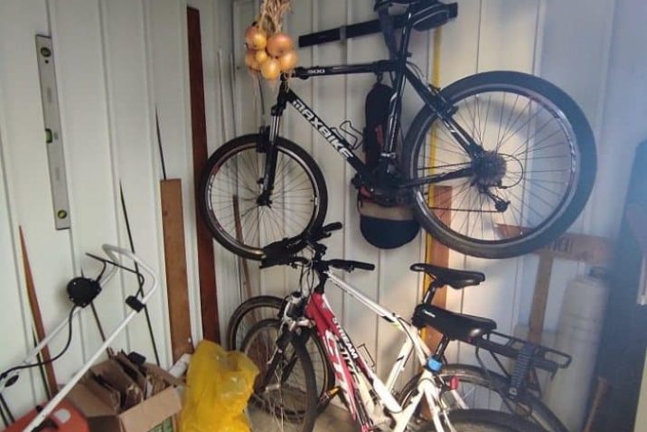 Bicykel opretý o stenu motnovaného záhradného domčeka