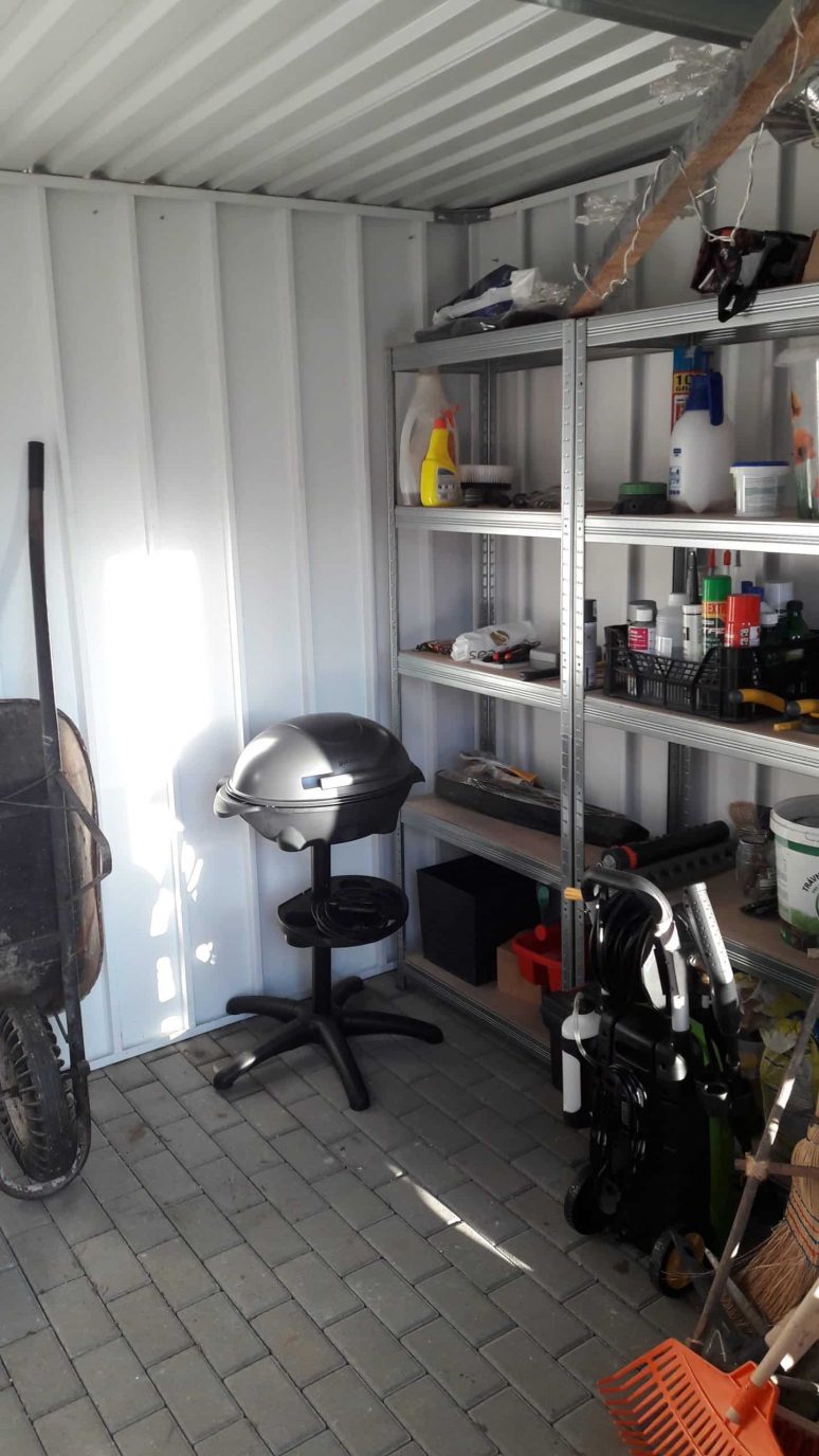 Záhradné náradie vo vnútri domčeka