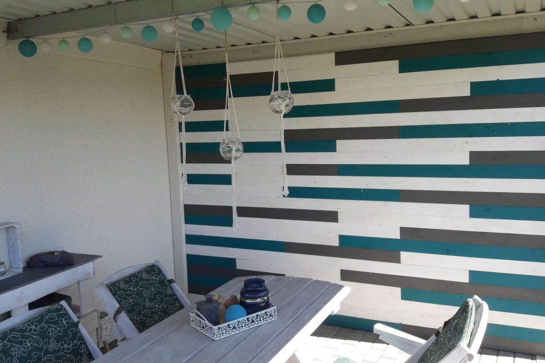 Posedenie pod prestrešením záhradného domčeka