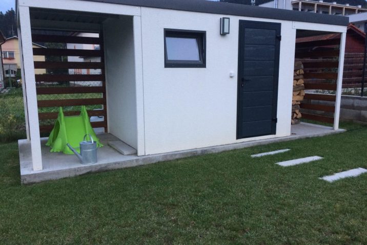 Biely záhradný domček s prestrešením na oboch stranách