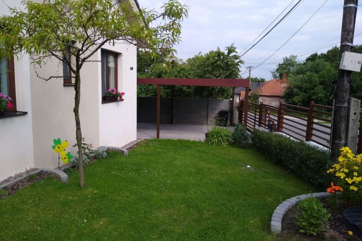 Prístrešok pri dome za samonosnou bránou