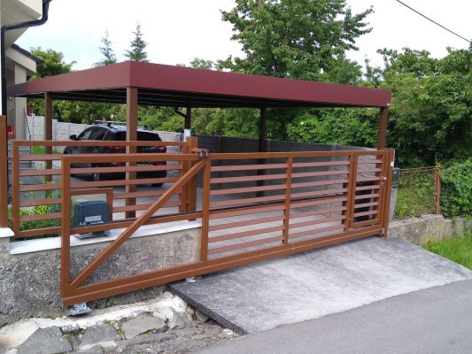 Záhradný domček s prístreškom a prístrešok pre auto v okrese Prievidza