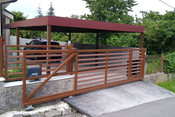 Brána pred prístreškom