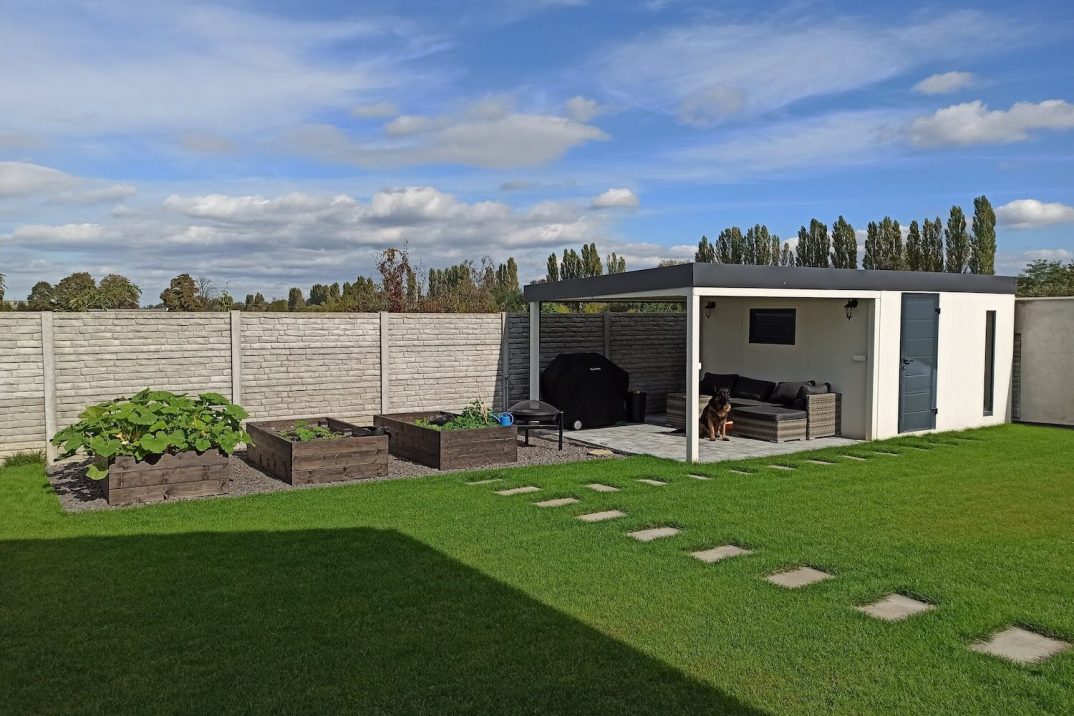 Biely záhradný domček