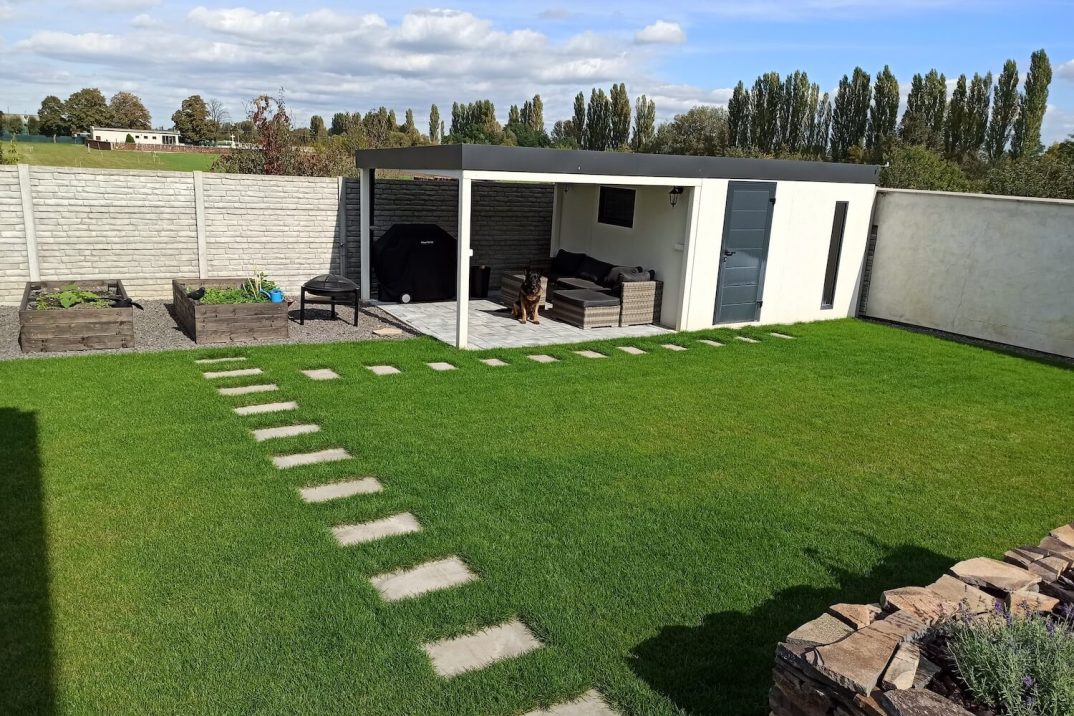 Biely záhradný domček z ľavej strany