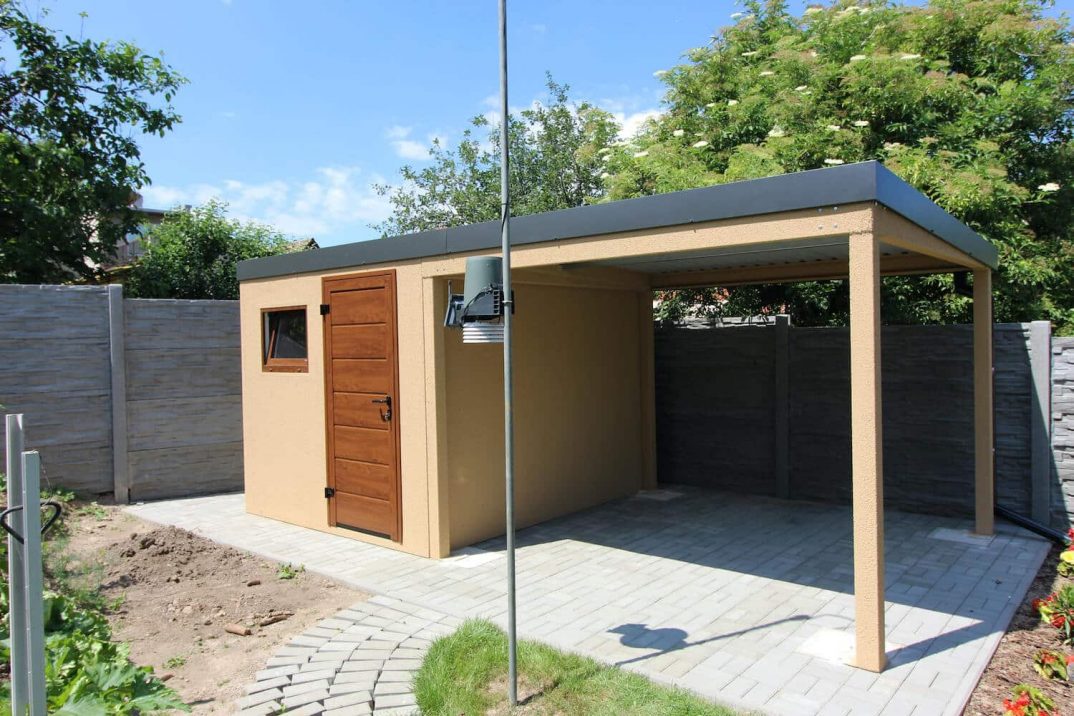 Bližší pohľad na záhradný domček s prestrešením