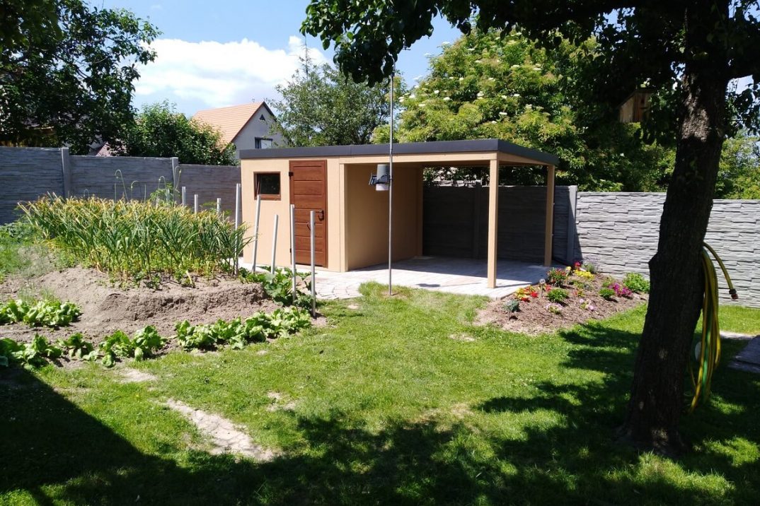 Záhradný domček s prestrešením