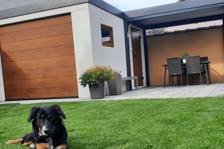 Záhradný domček so psíkom na záhrade