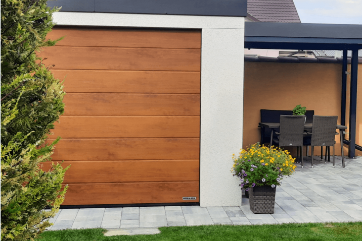 Záhradný domček s garážovou bránou