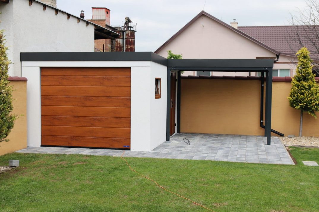 Záhradný domček s garážovou bránou tesne po montáži