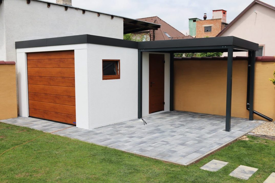 Záhradný domček s garážovou bránou z ľavej strany