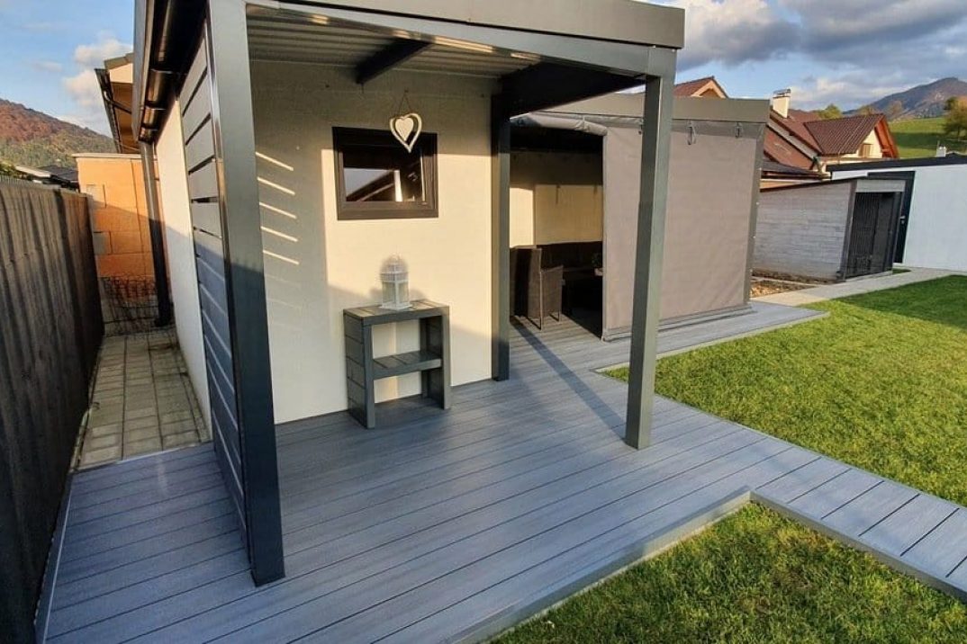 Záhradný domček z ľavej strany