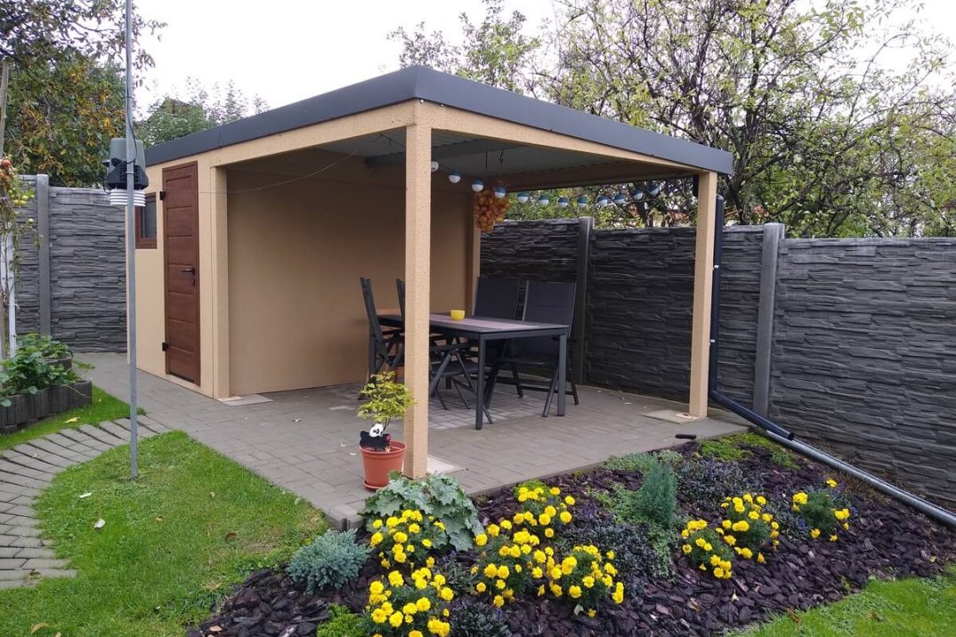 Záhradný domček so záhradkov z pravej strany