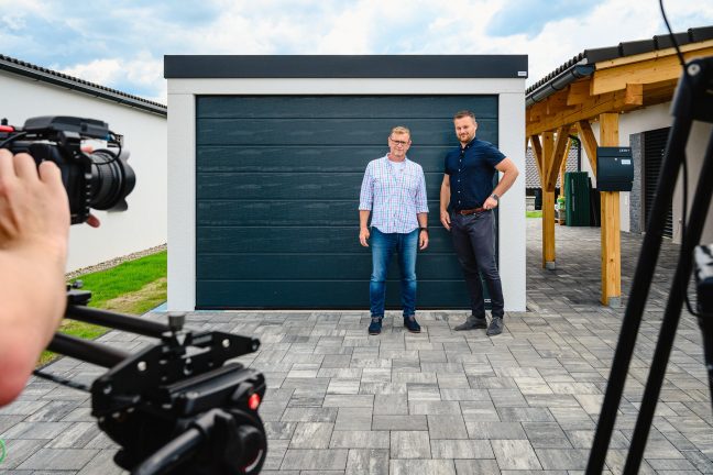 Vlado Voštinár pred garážou pre jedno auto