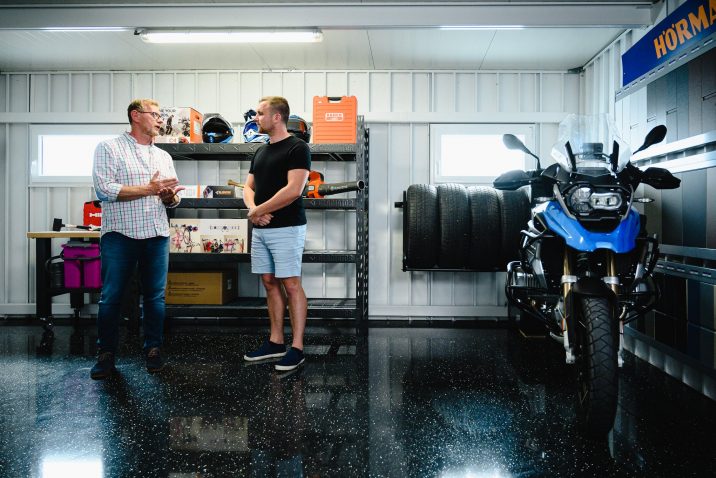 Vlado Voštinár vo vnútri neizolovanej garáže