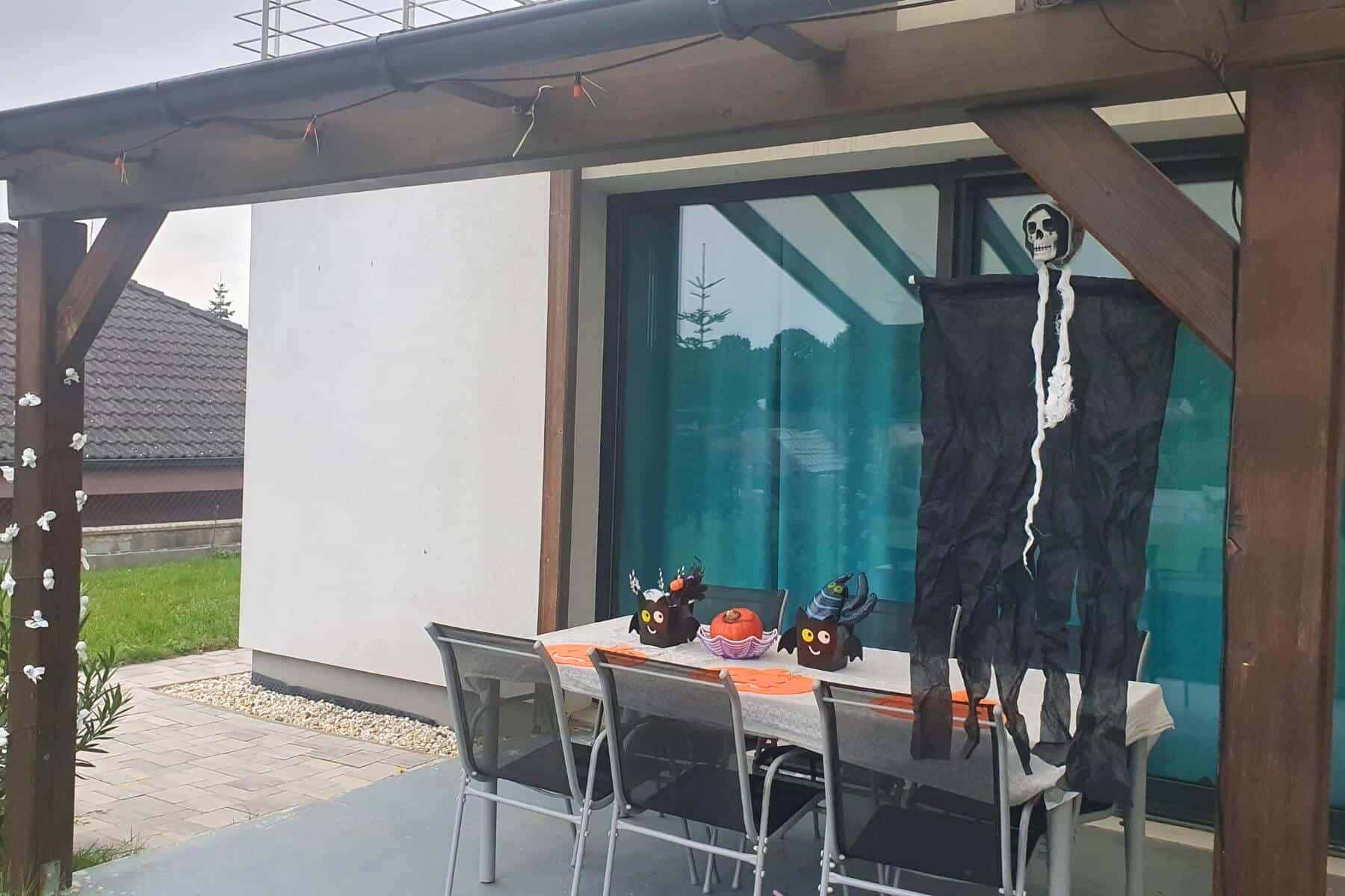 Dekor&aacute;cie na stole pod alt&aacute;nkom.