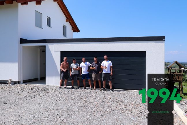 Montážny tím pred atypickou garážou bielej farby