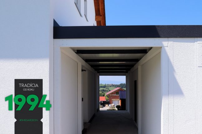 Atypická garáž s čiernou atikou