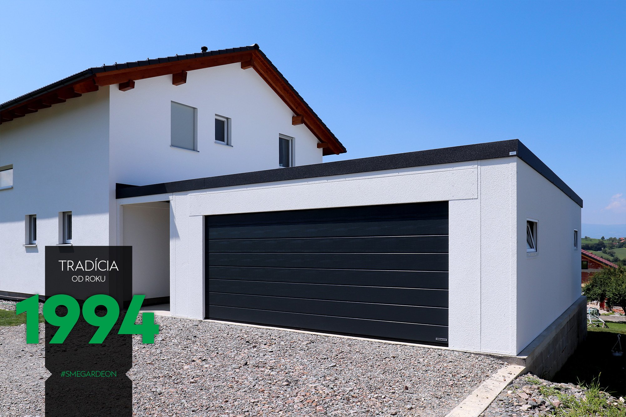 Atypická garáž s čiernymi garážovými dverami