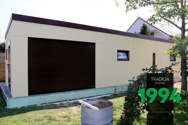 Atypická garáž svetložltej farby