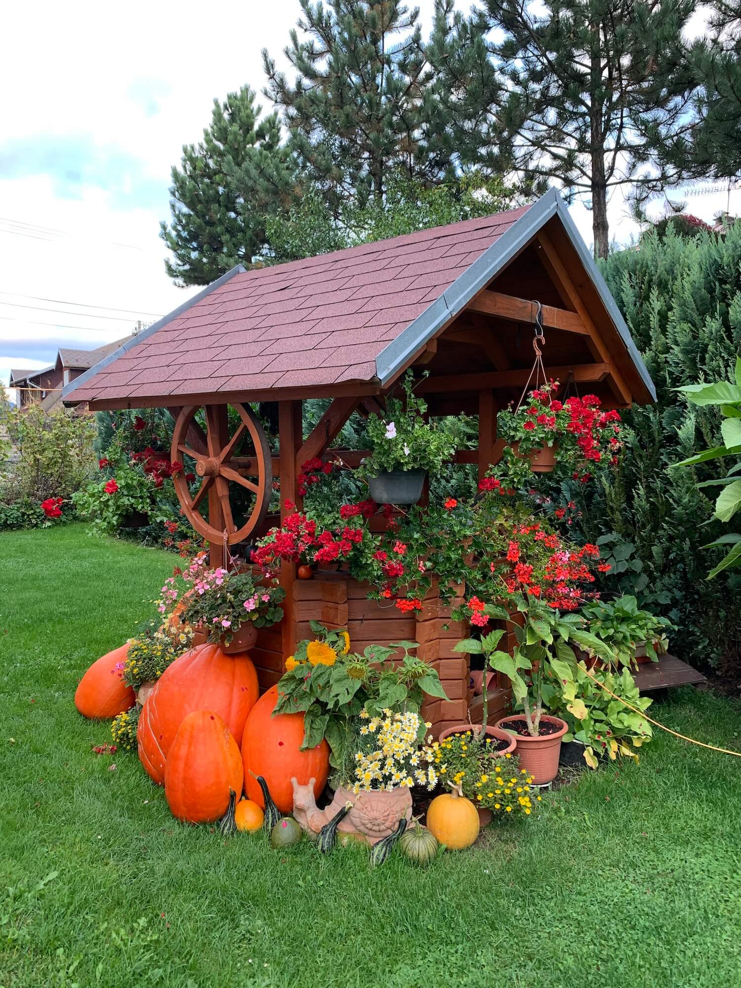 Tekvicová výzdoba s kvetami pri studničke z pravej strany