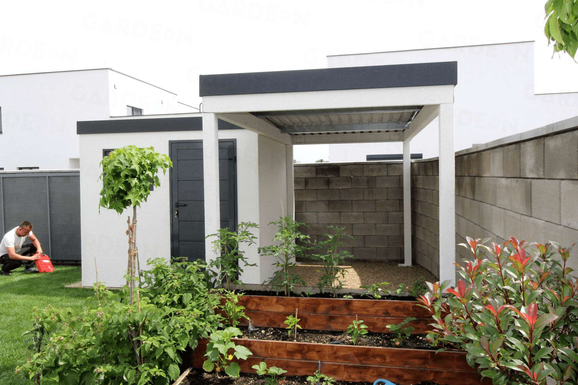 Vyvýšený záhon pri záhradnom domčeku