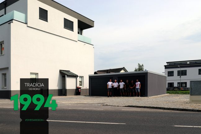 Tmavá dvojgaráž s montážnikmi