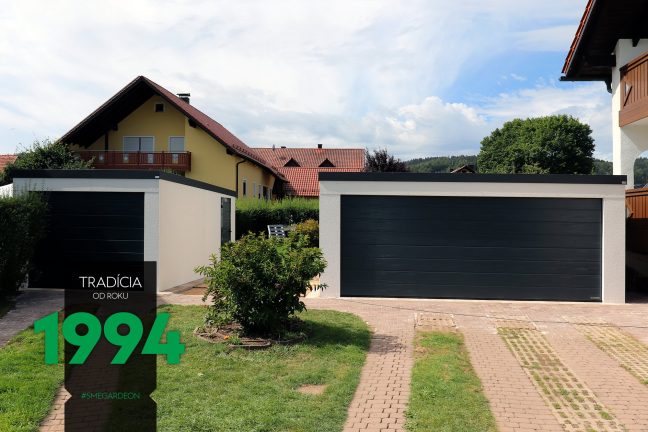 Garáž pre dve autá s čiernymi dverami