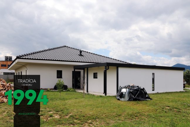 Biela garáž pre dve autá pri dome zo zadnej strany