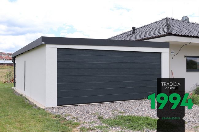Predná časť garáže pre dve autá s tmavou atikou