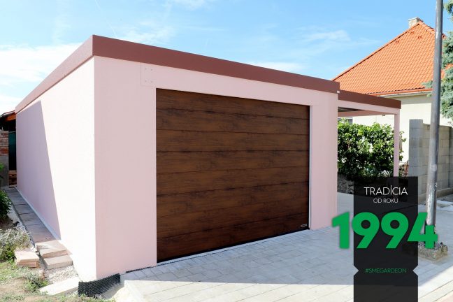 Ružová garáž s prístreškom z ľavej strany