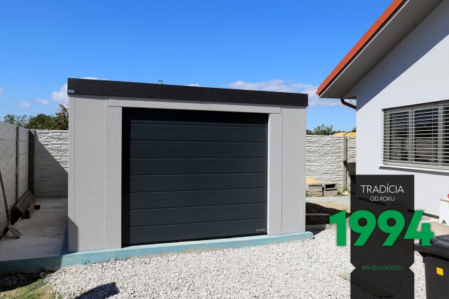 Garáž pre jedno auto s tmavou atikou