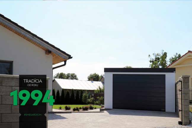 Garáž pre jedno auto pri tehlovom plote
