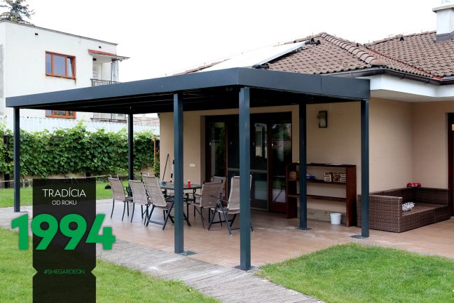 Tmavá pergola pri dome s posedením z pravej strany