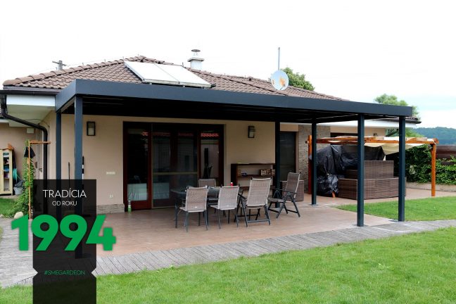 Tmavá pergola pri dome s posedením