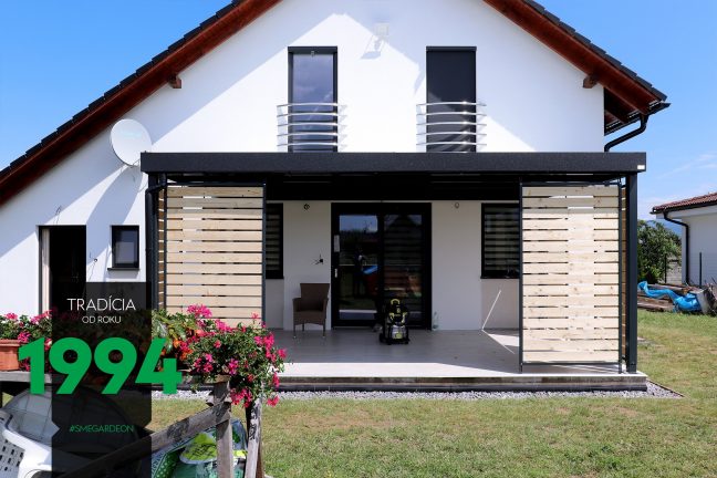 Tmavá pergola bieleho domu z prednej časti