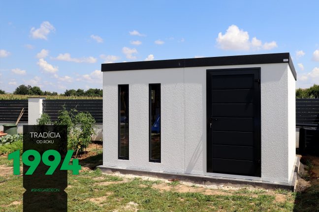 Biely záhradný domček na záhrade
