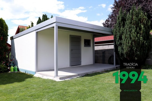 Biely záhradný domček s bielym prestrešením na záhrade