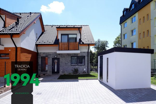 Biely záhradný domček pri dome