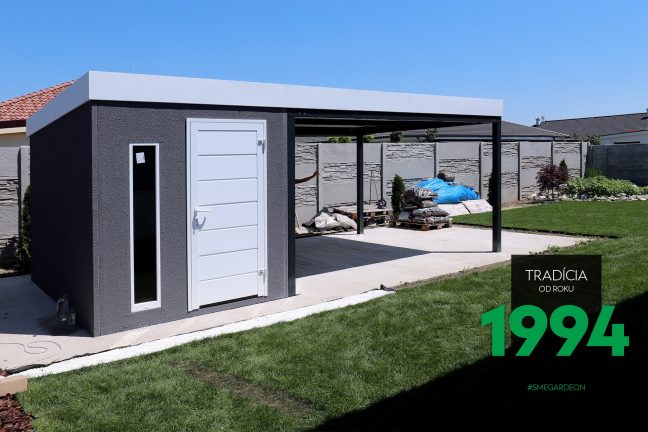 Sivý záhradný domček s tmavým prestrešením