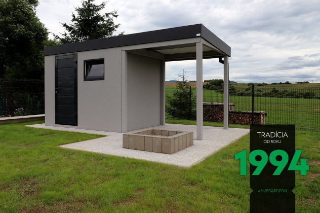 Záhradný domček s prístreškom z pravej strany