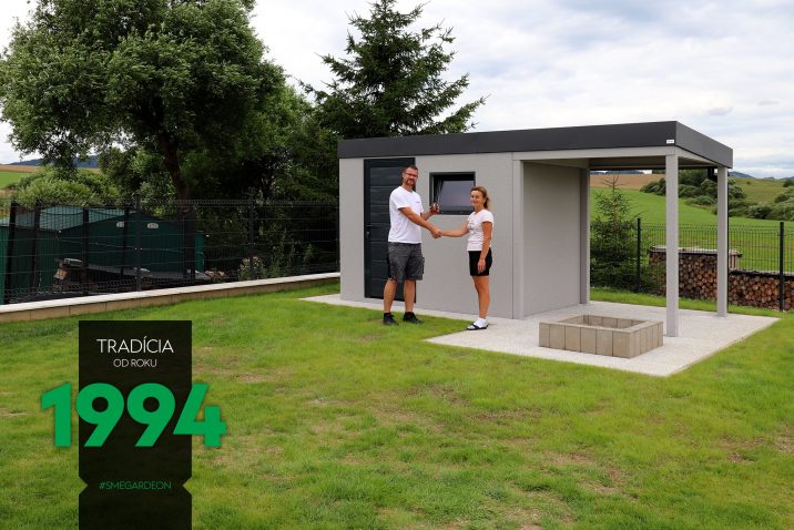 Záhradný domček so spokojnou zákazníčkou