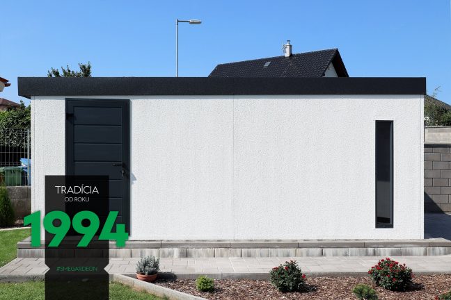 Biely záhradný domček s tmavými dverami