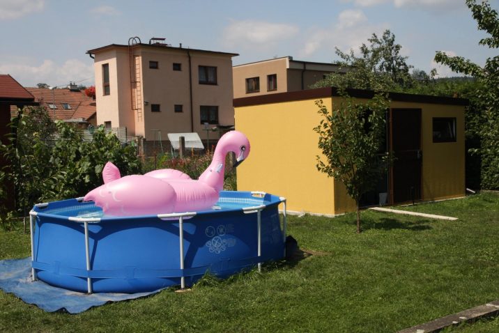 Ružová nafukovačka v bazéniku