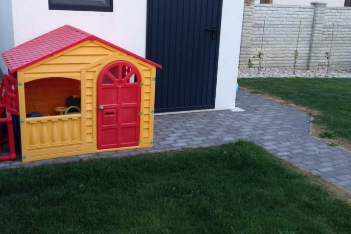 Malý umelý domček pre deti žltej farby s červenou strechou