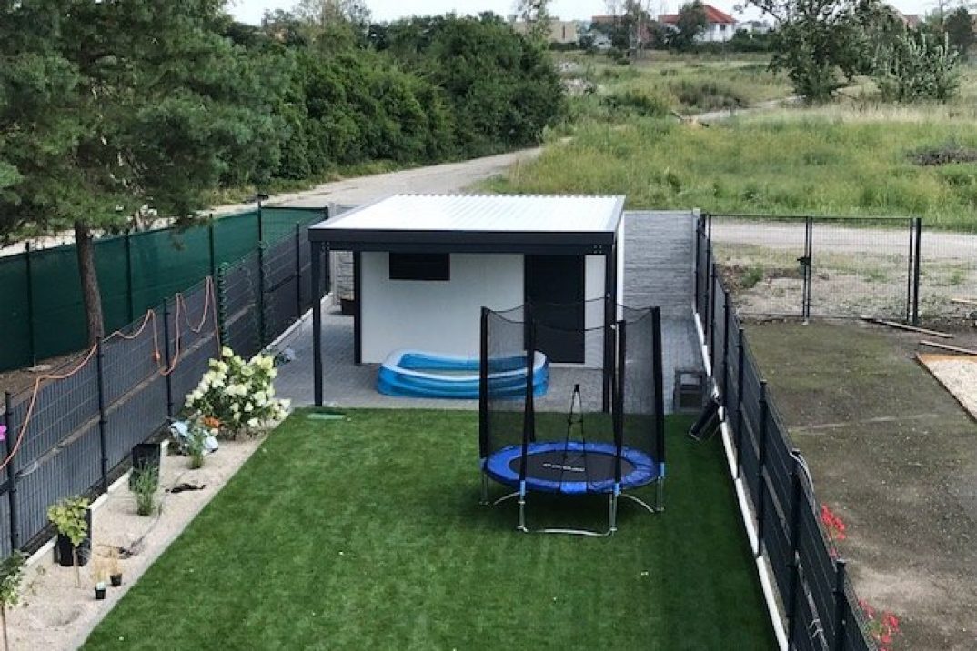 Malá trampoline na záhrade pri domčeku