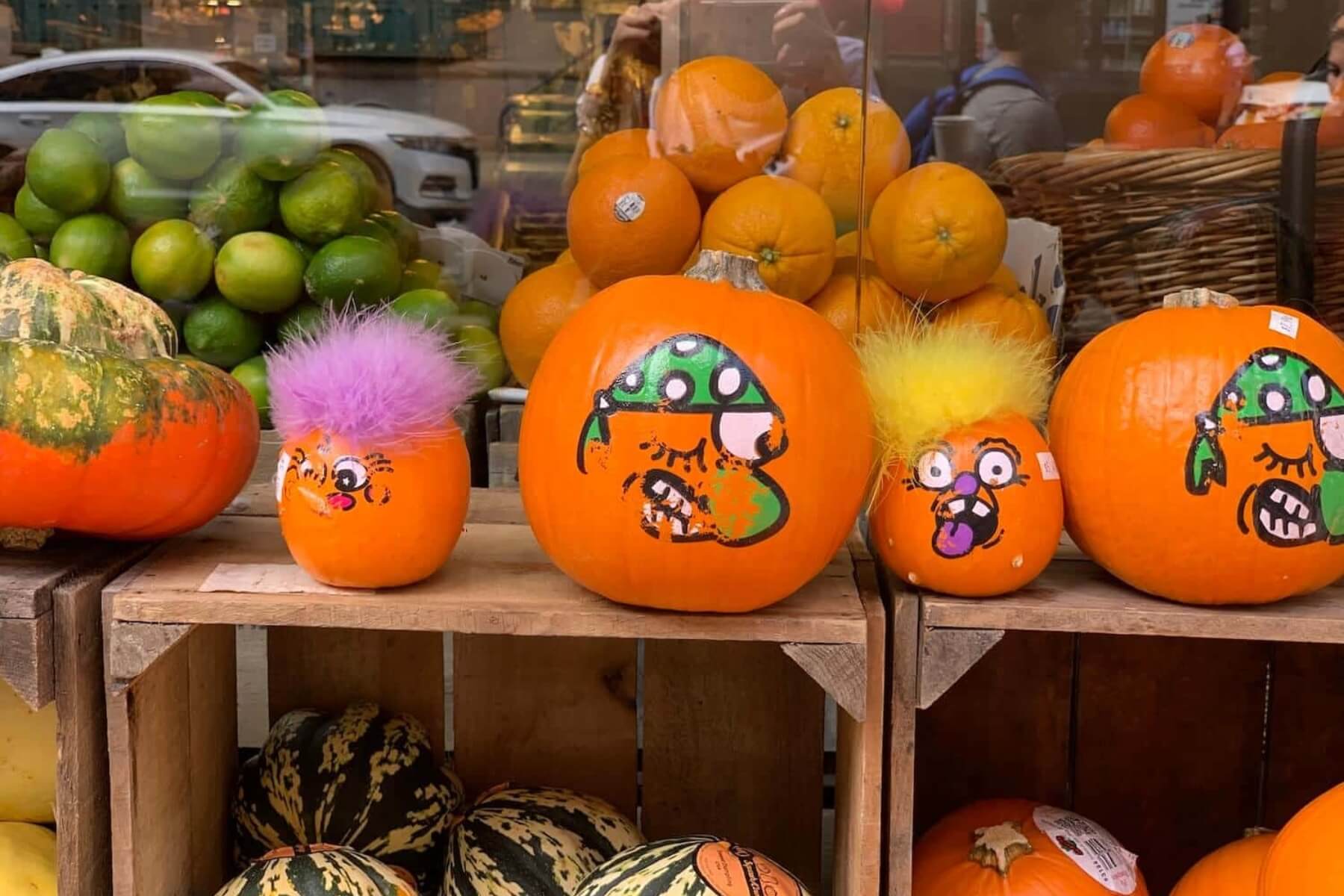 Pokreslen&eacute; tekvice s umel&yacute;mi farebn&yacute;mi vlasmi na predaj.