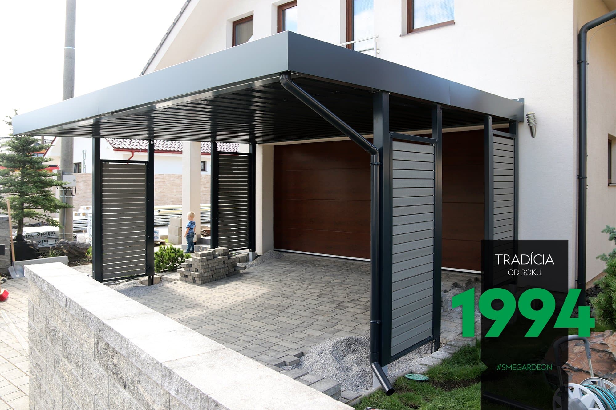 Bližší pohľad na prístrešok pre jedno auto na dome